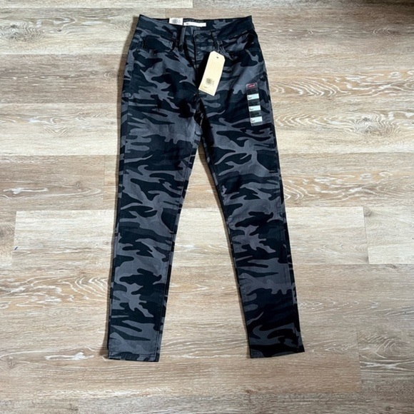 Levi’s 721 high rise skinny ankle camo pants - Picture 3 of 13